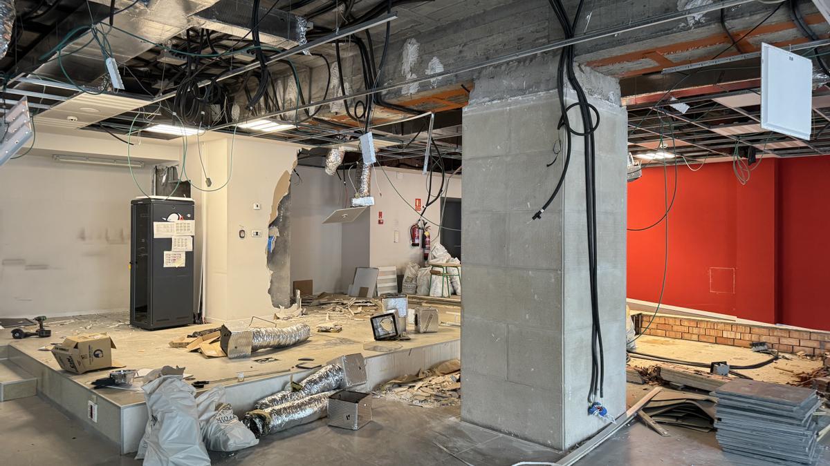 Imagen del interior del local, en obras desde este lunes para someterse a una reforma integral.