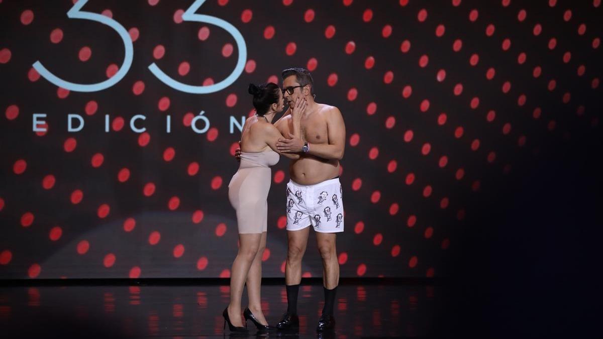 Silvia Abril y Andreu Buenafuente en ropa interior durante la gala de los Goya 2019.