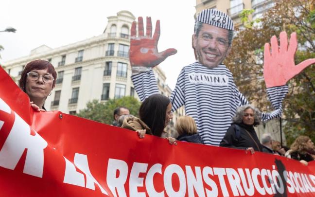 Protestas durante la declaración de Mazón ante la comisión de investigación del Congreso por la gestión de la Dana.
