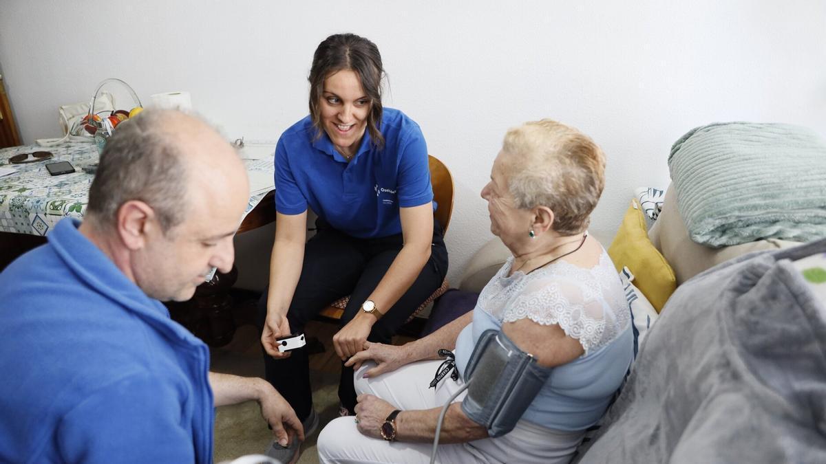 Unos enfermeros atienden a una mujer mayor