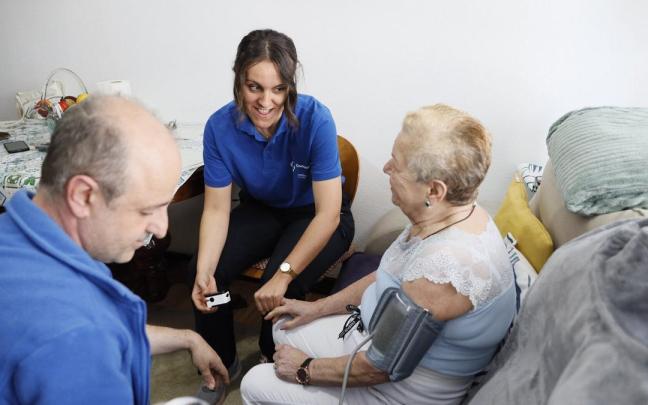 Unos enfermeros atienden a una mujer mayor