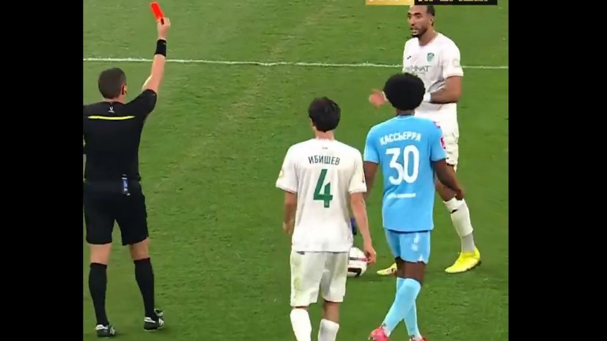 El árbitro expulsa al jugador.