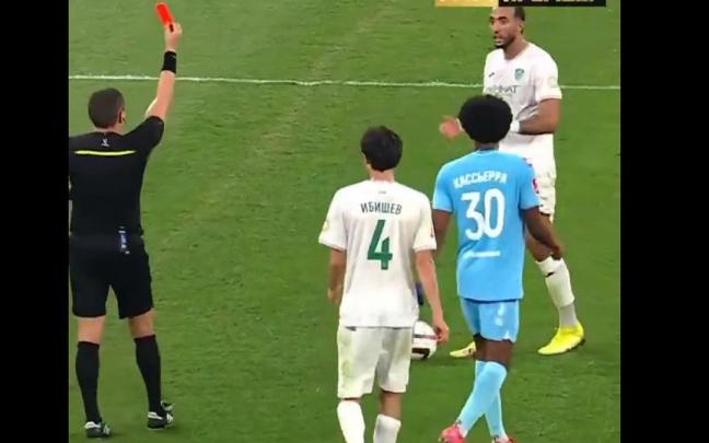 El árbitro expulsa al jugador.