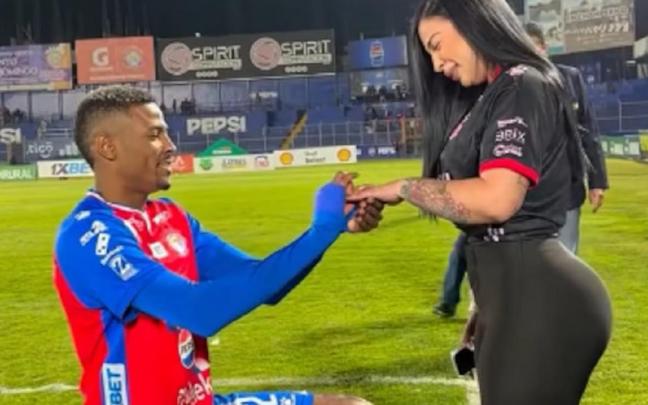 El momento del compromiso. Duró poco.