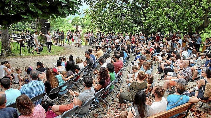 Un acto celebrado en el jardín Arizmendienea