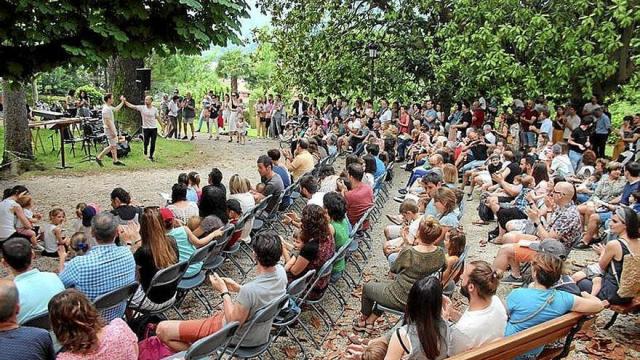 Un acto celebrado en el jardín Arizmendienea / N.G. Un acto celebrado en el jardín Arizmendienea