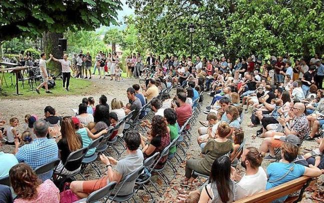 Un acto celebrado en el jardín Arizmendienea / N.G. Un acto celebrado en el jardín Arizmendienea