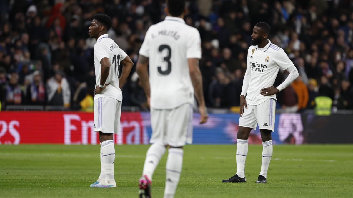 Varios jugadores del Real Madrid se lamentan por el empate al final del partido.