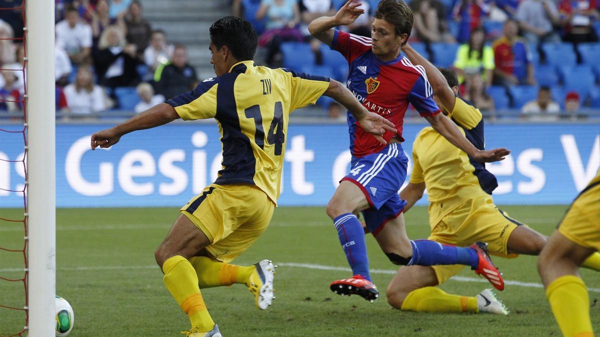 Imagen de un partido entre el Maccabi Tel Aviv y el Basilea.
