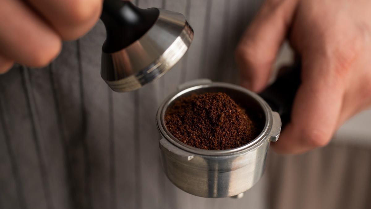 Herramienta utilizada en una máquina de café durante el proceso de elaboración del café