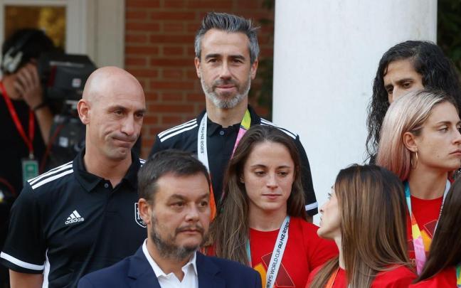 Jorge Vilda junto a Luis Rubiales y varias de las jugadoras durante la recepción de Pedro Sánchez esta semana.
