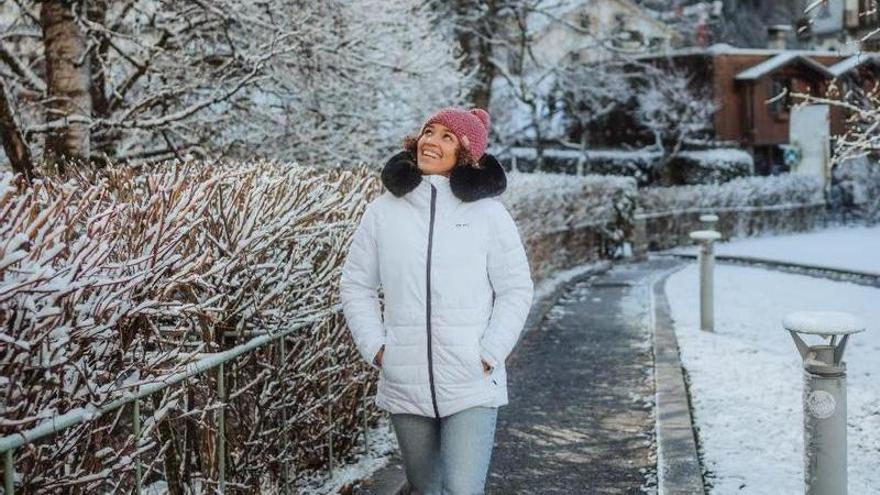 Perspectiva de la chaqueta de esquí y nieve impermeable semi larga Mujer Wedze 100 de Decathlon