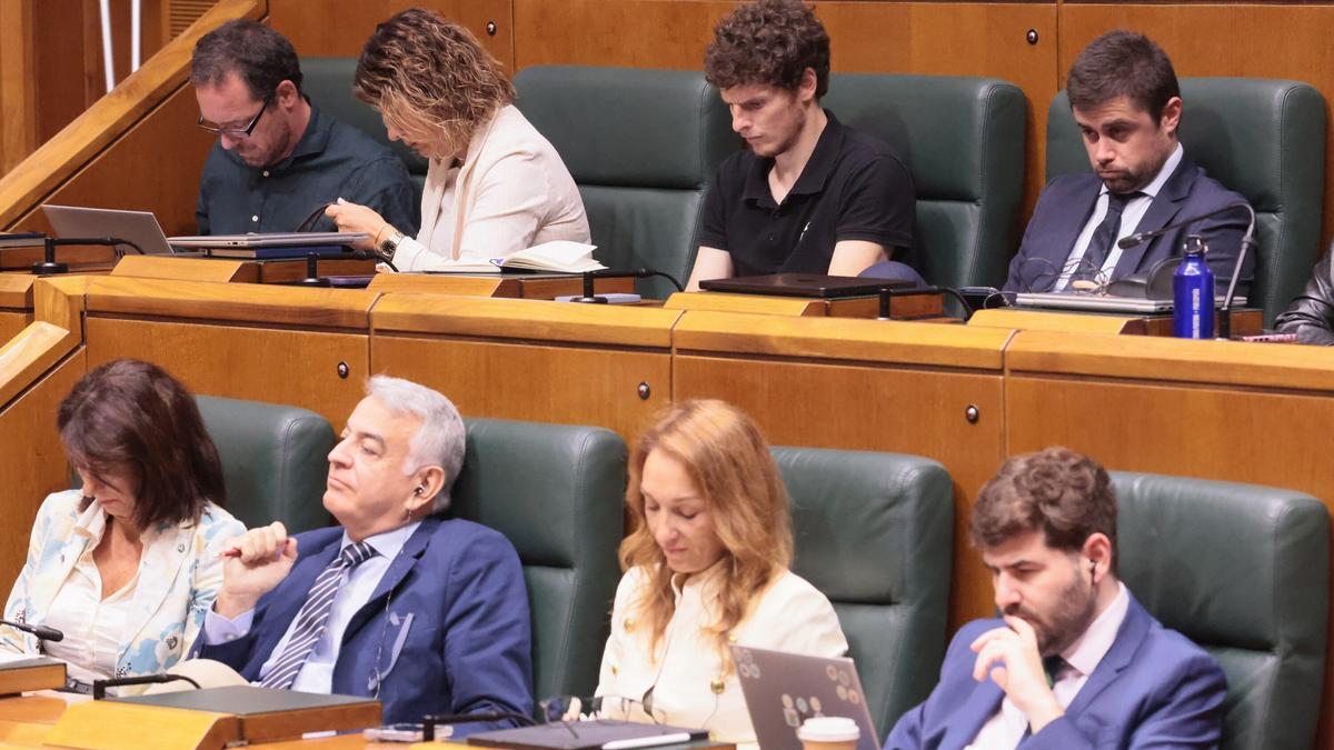 Móviles y pantallas acapararon la atención de los parlamentarios.