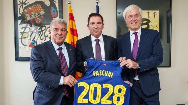 Joan Laporta, Xavi Pascual y Josep Cubells, tras la firma del nuevo entrenador del Barcelona.