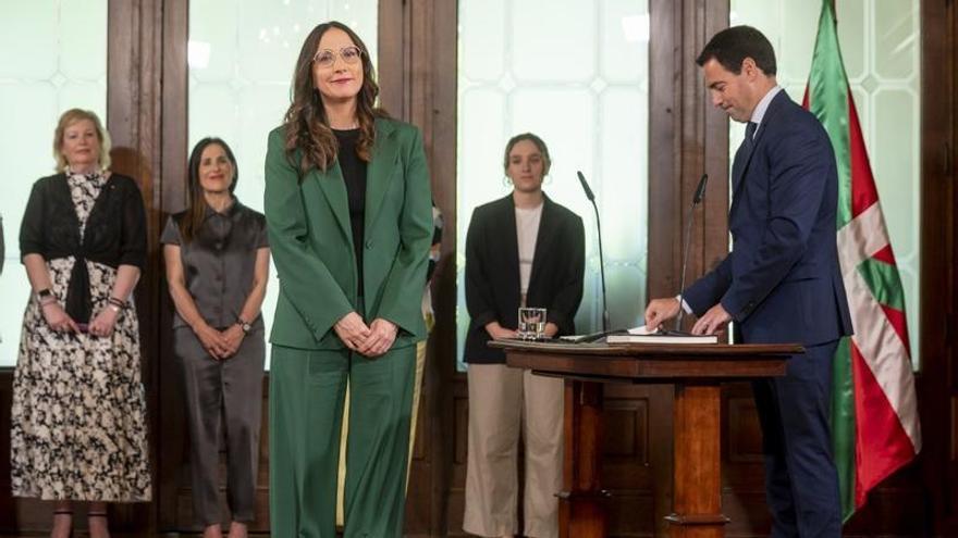 La consejera de Educación, Begoña Pedrosa, ante el lehendakari Pradales, el día de su toma de posesión