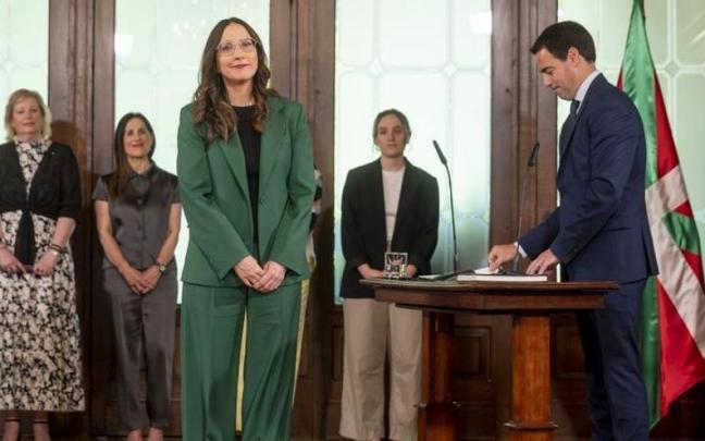 La consejera de Educación, Begoña Pedrosa, ante el lehendakari Pradales, el día de su toma de posesión / Irekia La consejera de Educación, Begoña Pedrosa, ante el lehendakari Pradales, el día de su toma de posesión