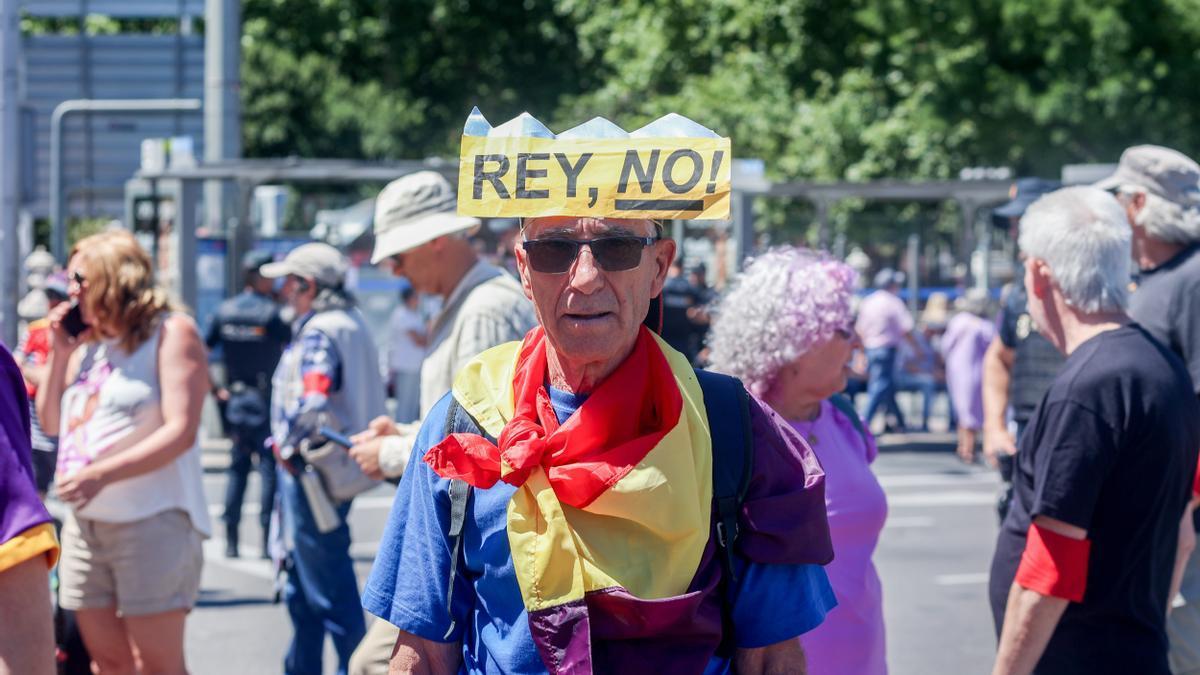 Un hombre durante una marcha contra la monarquía