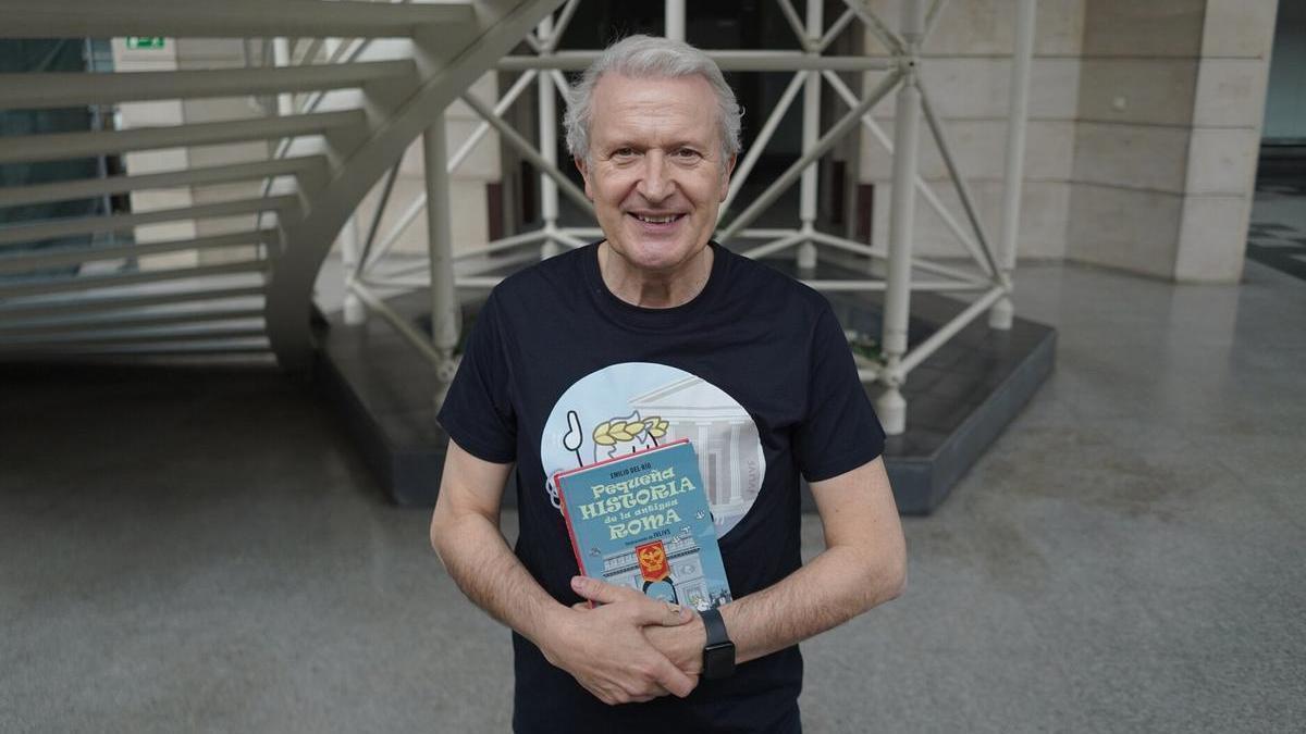Emilio del Río en Bilbao con su ‘Pequeña historia de la antigua Roma’.