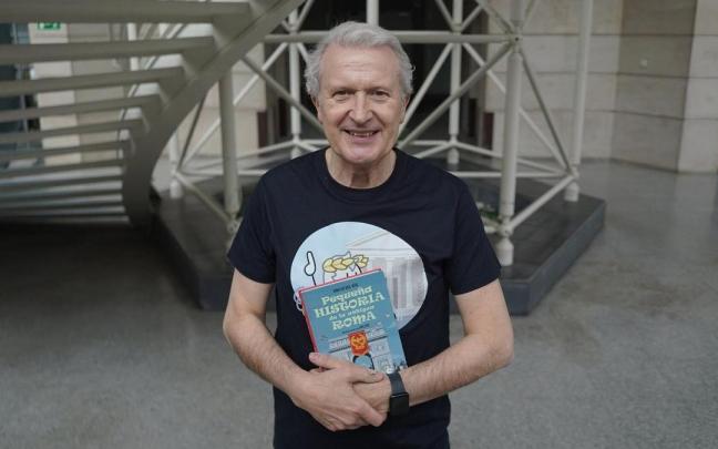 Emilio del Río en Bilbao con su ‘Pequeña historia de la antigua Roma’.
