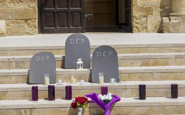 Velas colocadas durante el minuto de silencio que el Ayuntamiento de Las Pedroñeras en repulsa al crimen.