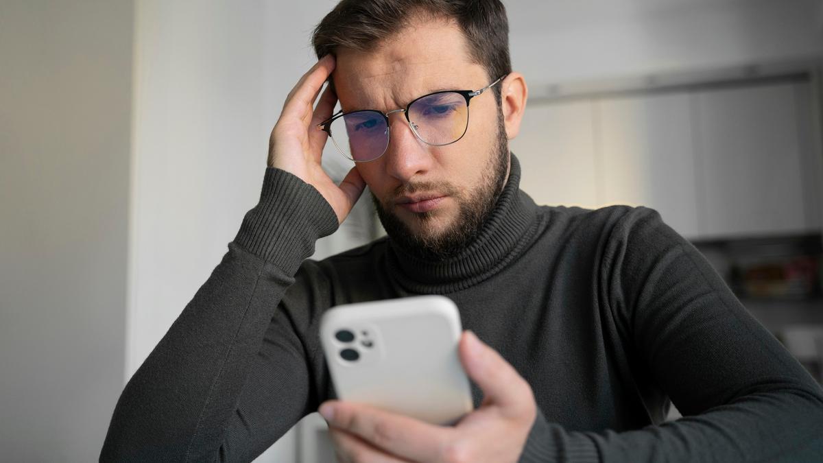 Ante la sospecha de que orejas y ojos ajenos se han introducido en nuestro teléfono móvil, hay que actuar con rapidez para eliminar la amenaza.