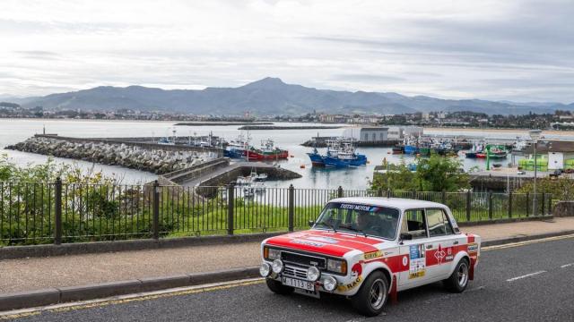 Edición anterior del del Rally Vasco Navarro Histórico, en la carretera del faro de Hondarribia