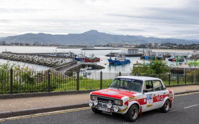 Edición anterior del del Rally Vasco Navarro Histórico, en la carretera del faro de Hondarribia