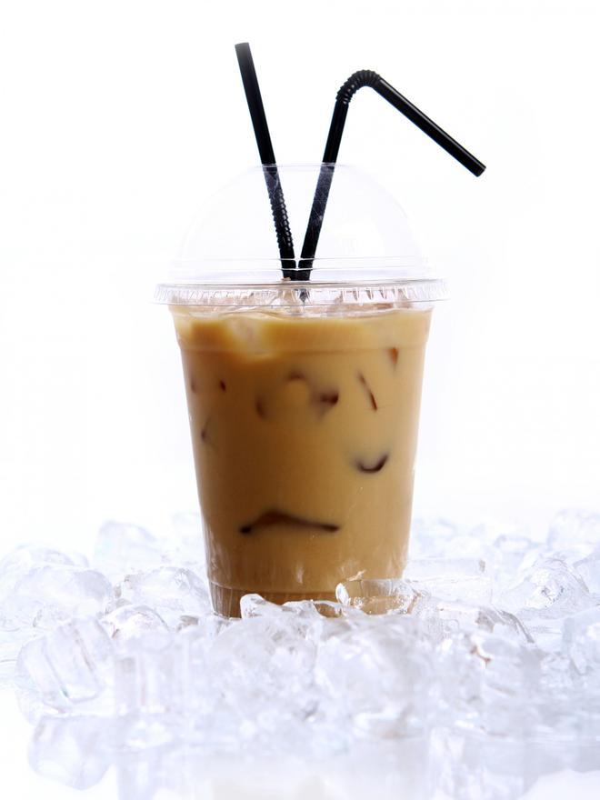 Un café con hielo perfecto listo para ser degustado.