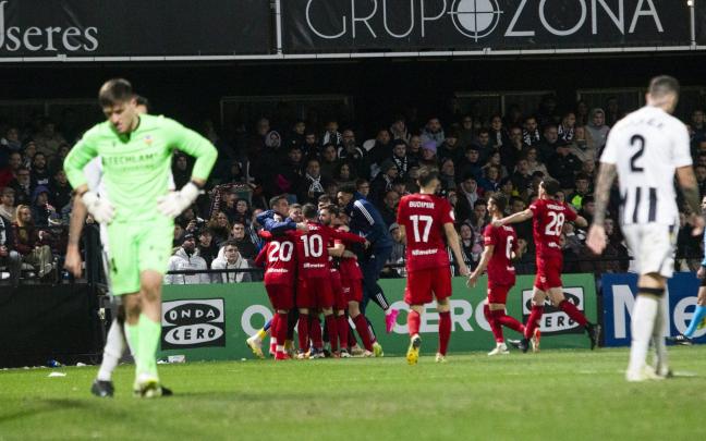 Los numerosos aficionados de Osasuna, en una de las gradas del Nuevo Castalia. / OMAR ARNAU (LOF)