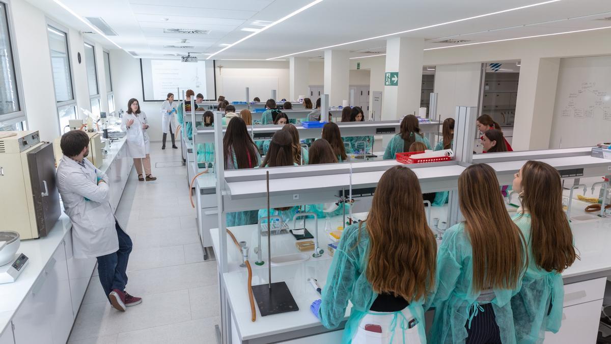 La Jornada de Puertas Abiertas incluyó sesiones prácticas para los futuros alumnos. En la foto, sesión práctica del grado de Farmacia.