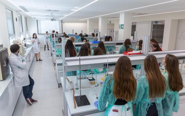 La Jornada de Puertas Abiertas incluyó sesiones prácticas para los futuros alumnos. En la foto, sesión práctica del grado de Farmacia. La Jornada de Puertas Abiertas incluyó sesiones prácticas para los futuros alumnos. En la foto, sesión práctica del grado de Farmacia.