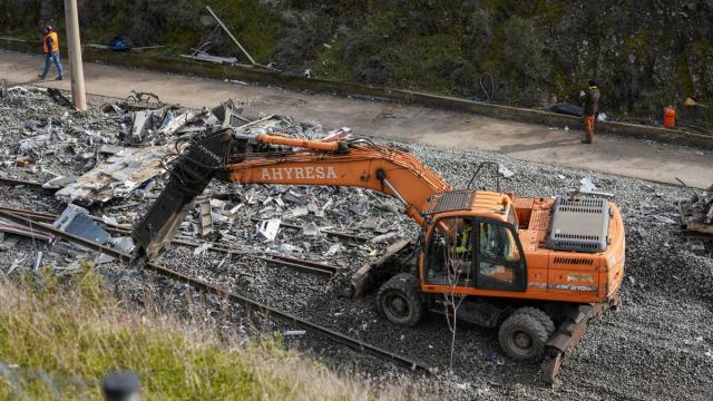 Trabajadores realizan tareas de retirada de los vagores en el punto de las vías donde tuvo lugar el accidente de trenes de Adamuz.