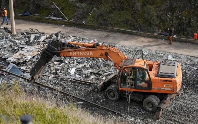 Trabajadores realizan tareas de retirada de los vagores en el punto de las vías donde tuvo lugar el accidente de trenes de Adamuz.