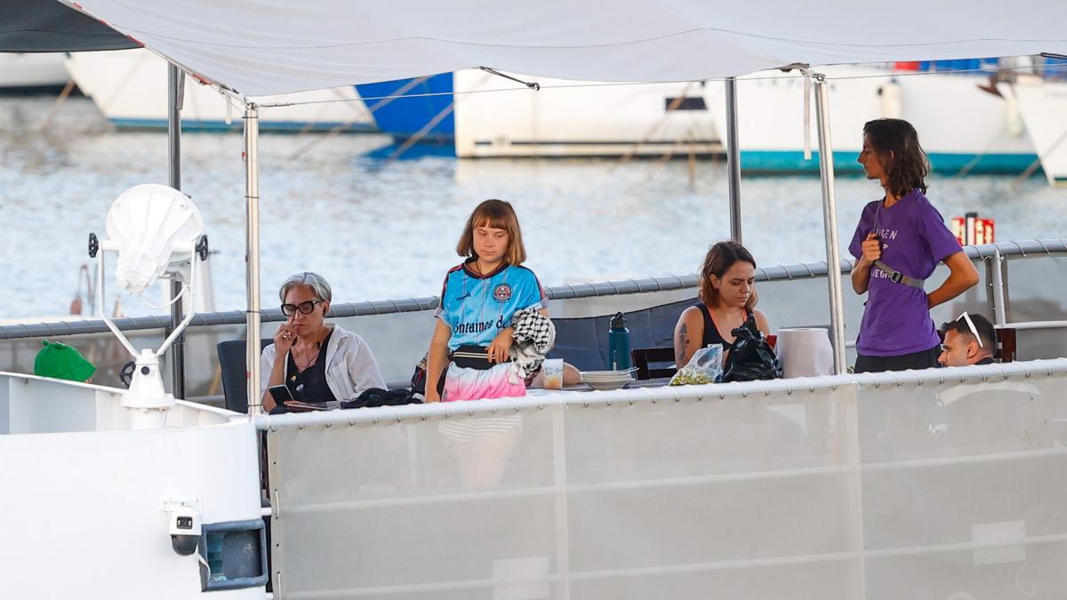 La activista sueca Greta Thunberg en una de las embarcaciones de la flotilla.