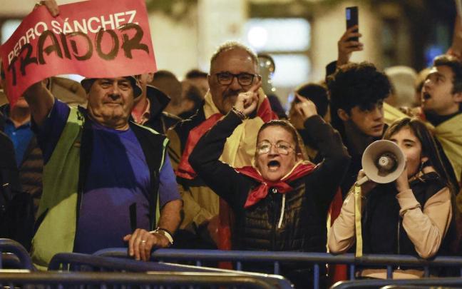 Imagen de una concentración ante la sede del PSOE en la calle Ferraz de Madrid