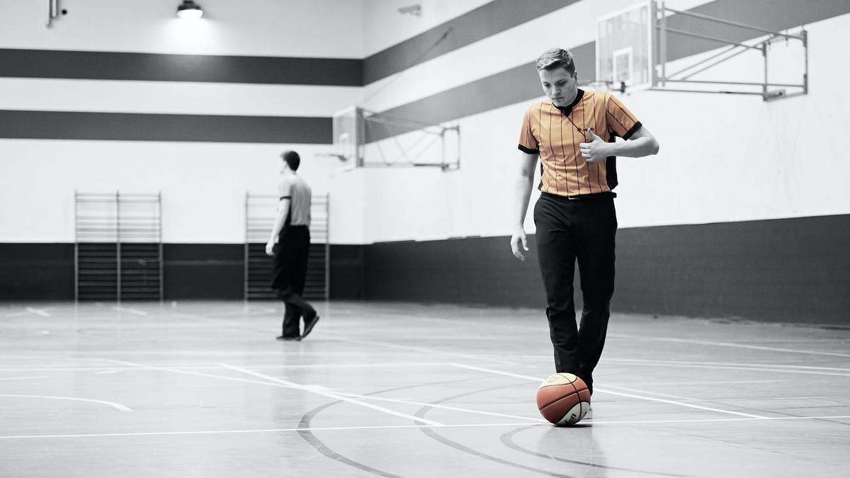 Un árbitro de baloncesto, en solitario en una cancha