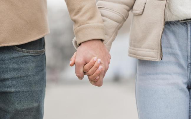 Una pareja se da la mano.