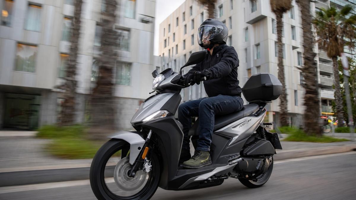 Un hombre circula por la ciudad con una moto
