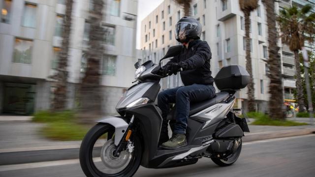 Un hombre circula por la ciudad con una moto