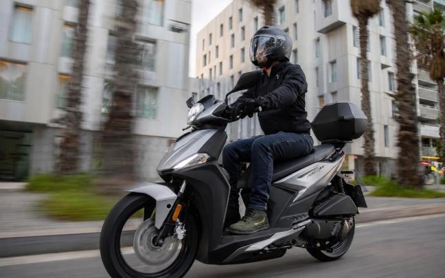 Un hombre circula por la ciudad con una moto