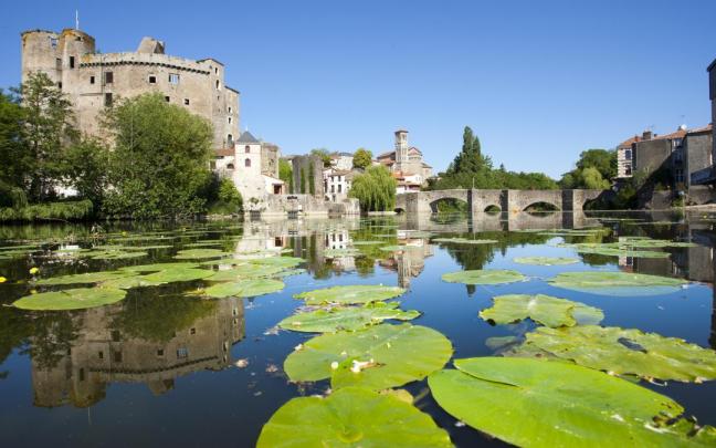 Vista panorámica de Clisson y su río Sèvre.
