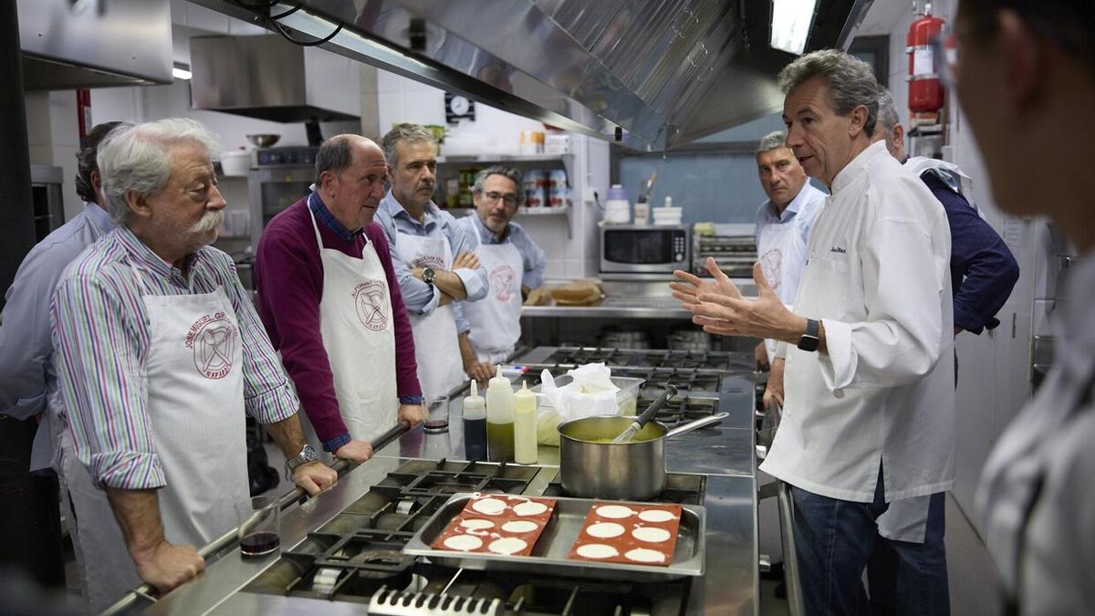 Los socios de Napardi, atentos a la master class de Javier Díaz y dispuestos para cocinar.