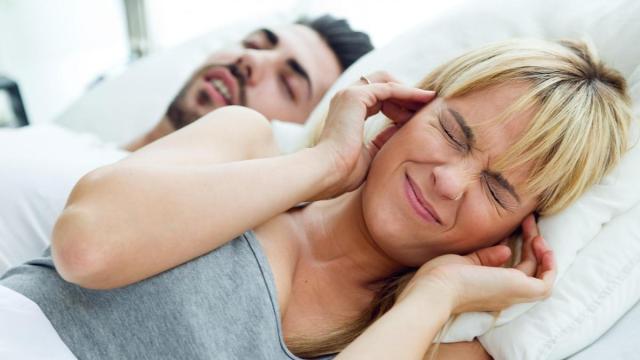 Una mujer desesperada por los ronquidos de su pareja.