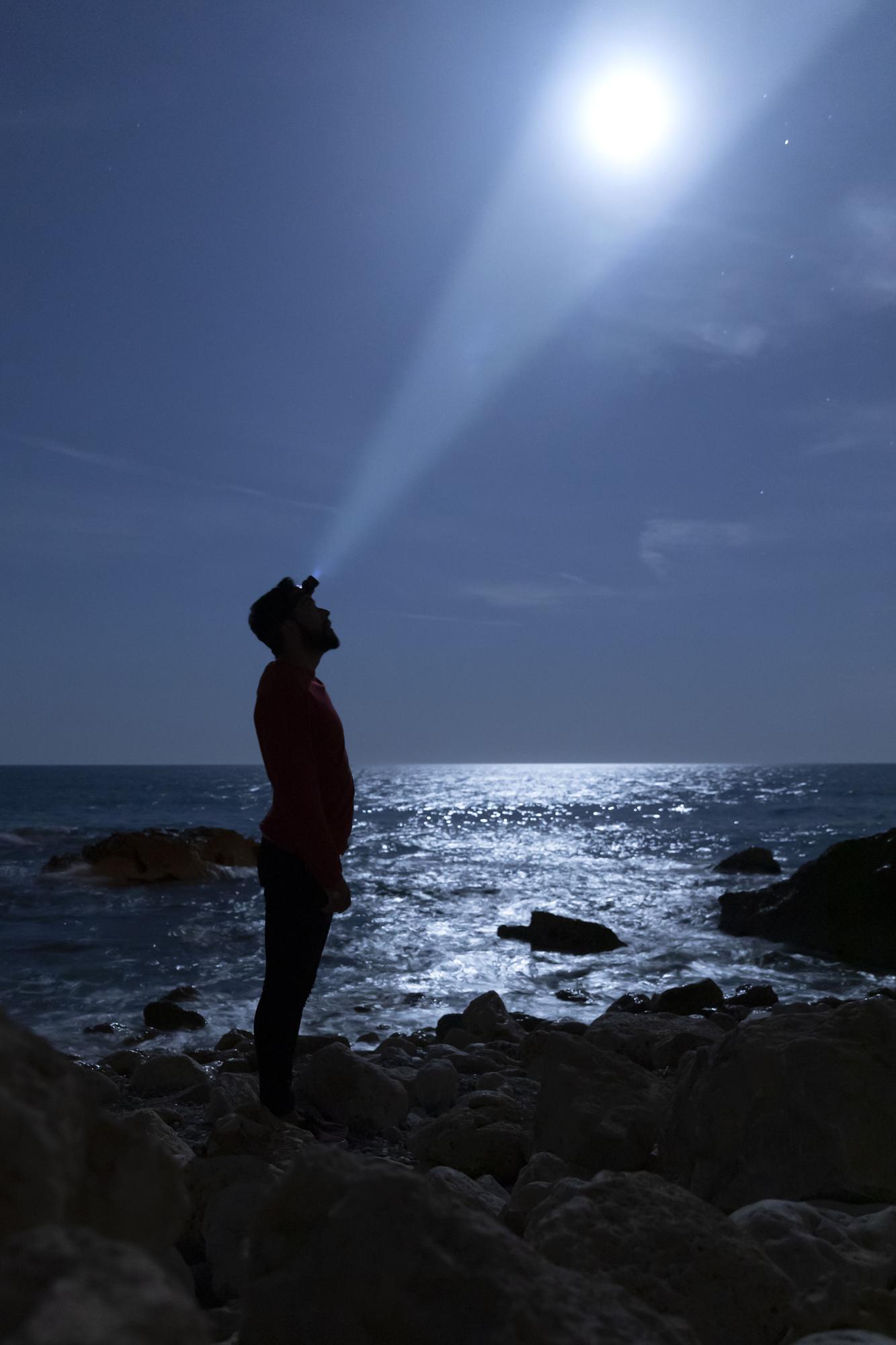 Una persona mirando al cielo, en una imagen de archivo.