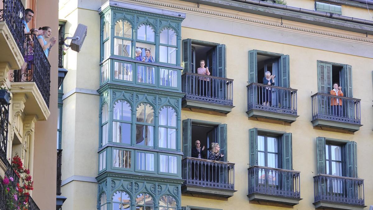 Los aplausos a las ocho de la tarde a los sanitarios fueron aquellos días la tónica en las calles.