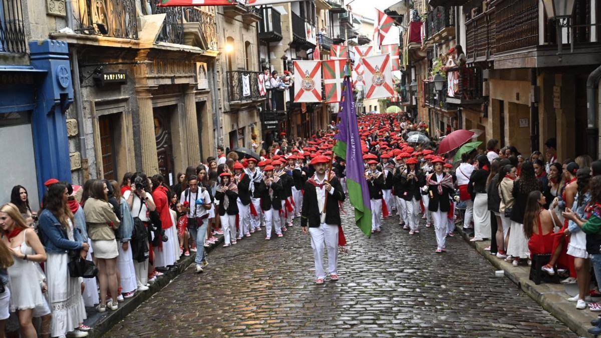 La compañía Jaizkibel desfila en Hondarribia