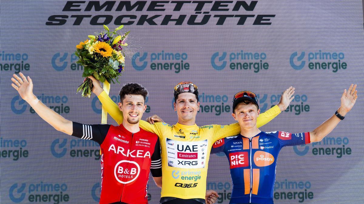 Podio final del Tour de Suiza, con Vauquelin, segundo, Almeida, campeón, y Onley, tercero.