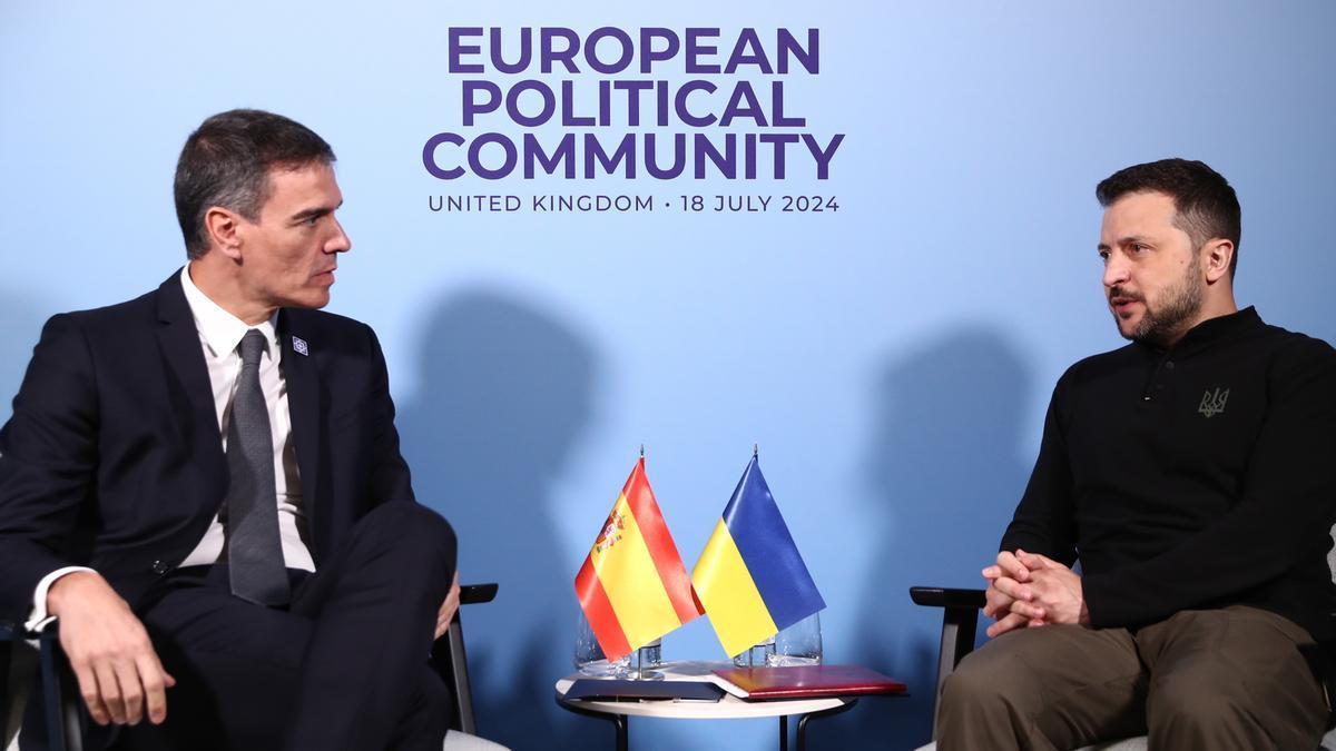 El presidente del Gobierno, Pedro Sánchez (i), y el presidente Ucrania, Volodímir Zelenski (d), conversan a su llegada al Palacio de Blenheim, a 18 de julio de 2024, en Woodstock