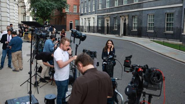 Expectación mediática a las puertas de Downing Street. | Con este anuncio, Starmer allanará el camino para que el hasta ahora alcalde de Mánchester, Andy Burnham, asuma las riendas.