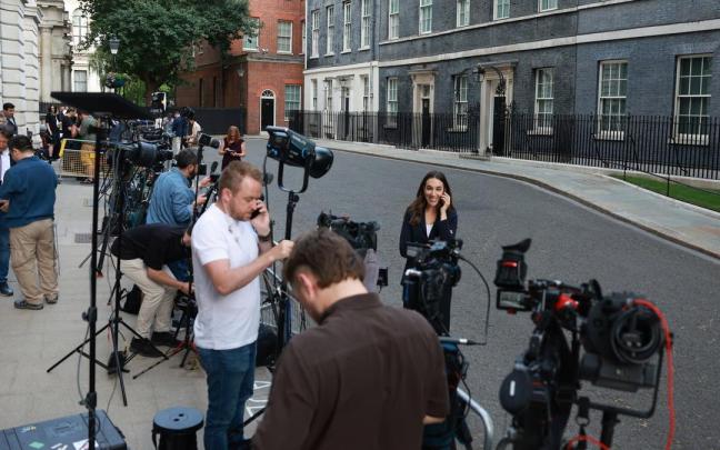 Expectación mediática a las puertas de Downing Street. | Con este anuncio, Starmer allanará el camino para que el hasta ahora alcalde de Mánchester, Andy Burnham, asuma las riendas.
